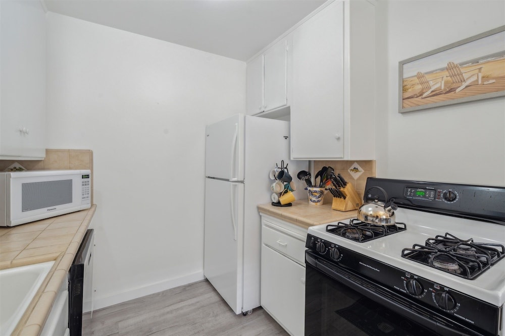 Beautiful 2 Bed Beach Getaway #115 2 Bedroom Condo by Sunset Shores Condominiums