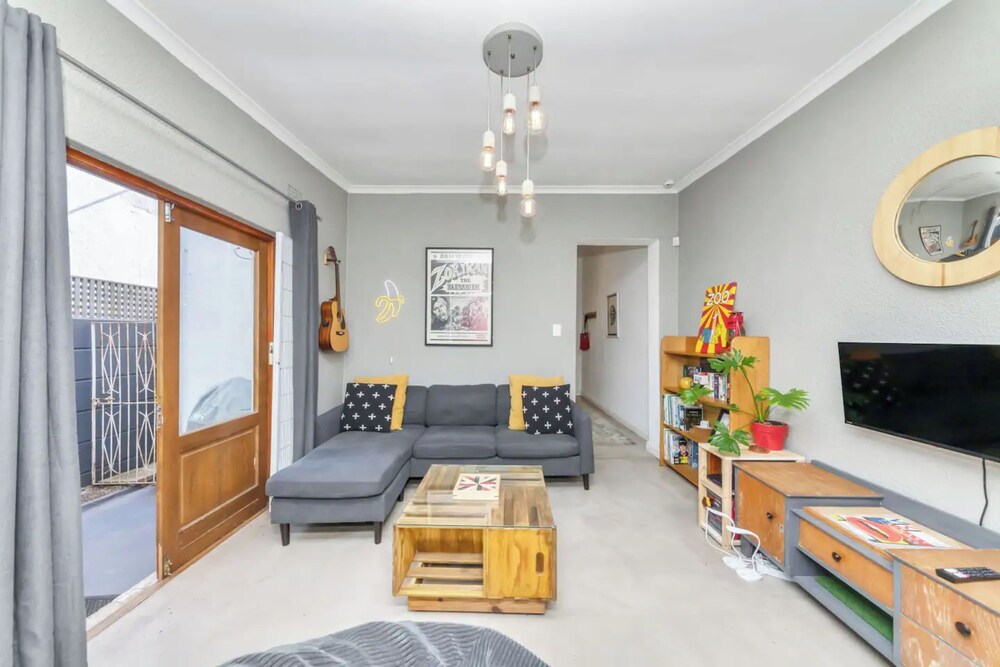 Modern and Stylish 2 BD House in Claremont view 4