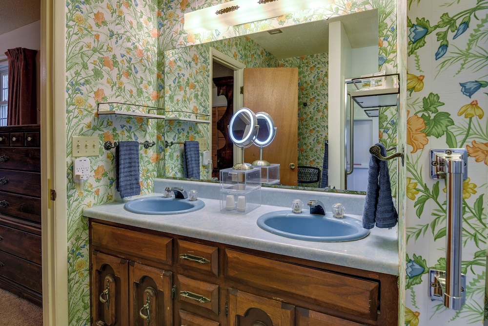 Vintage Chipley Getaway on Large Private Property - Property Image 33