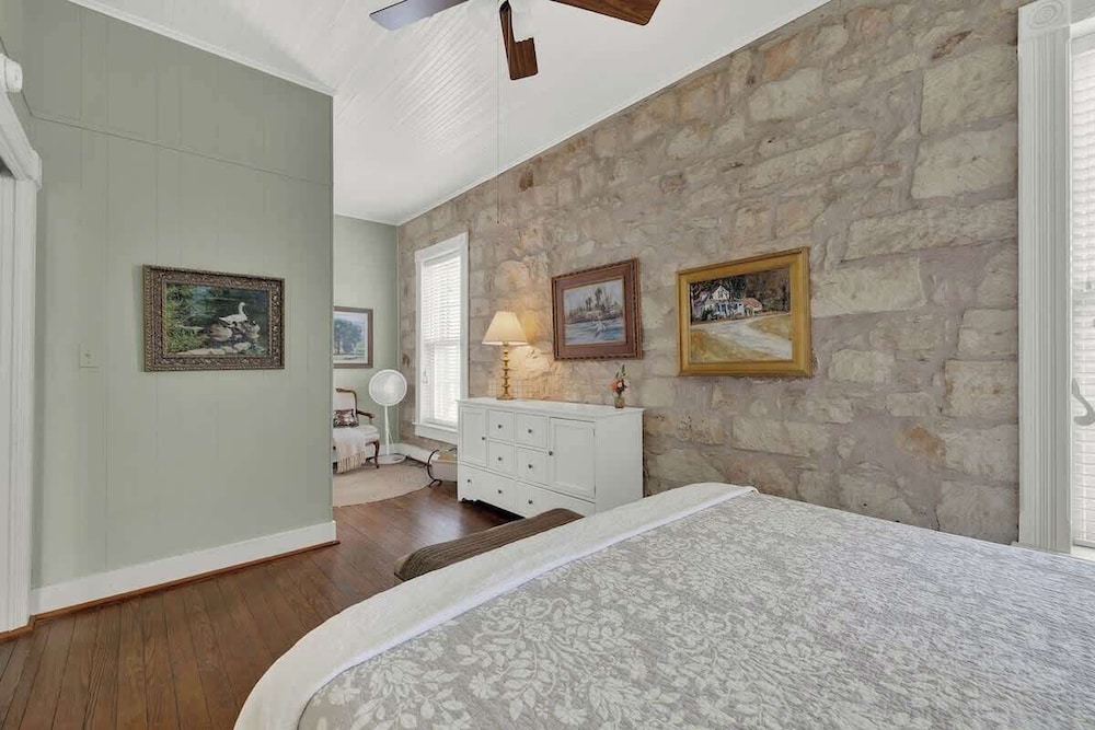 Fountain Suite-stay Right on Historic Main Street in the Heart of Fredericksburg