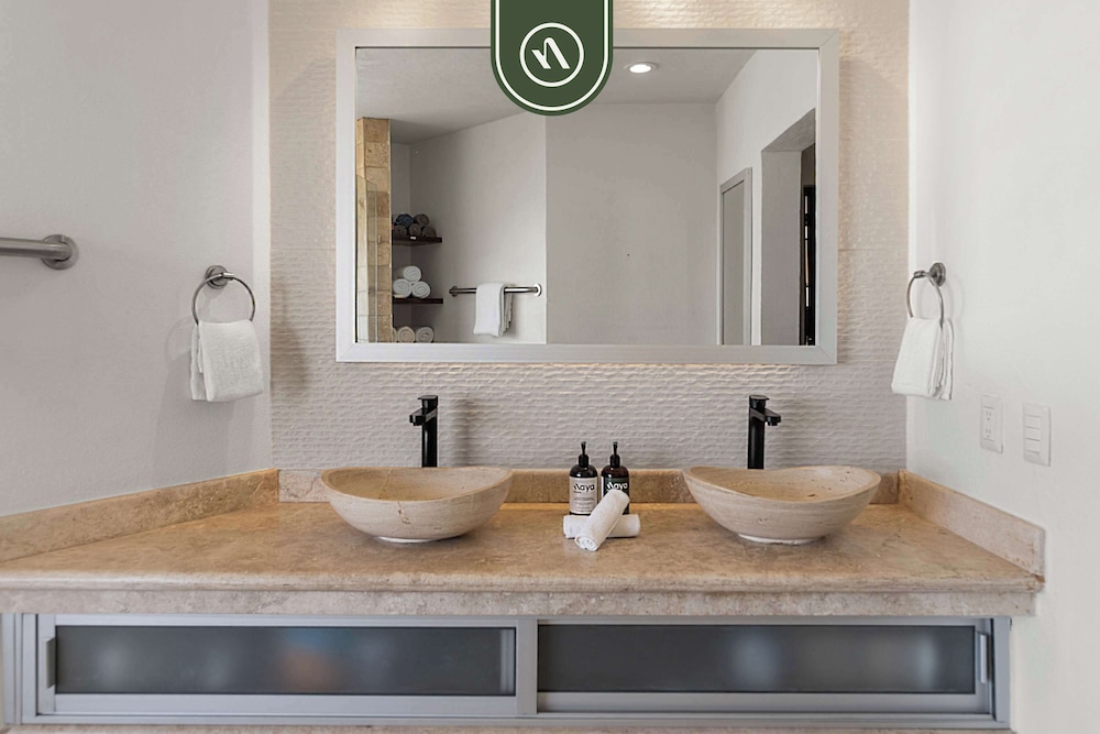 Stunning 2 BR Condo - Oceanview Terrace - Downtown