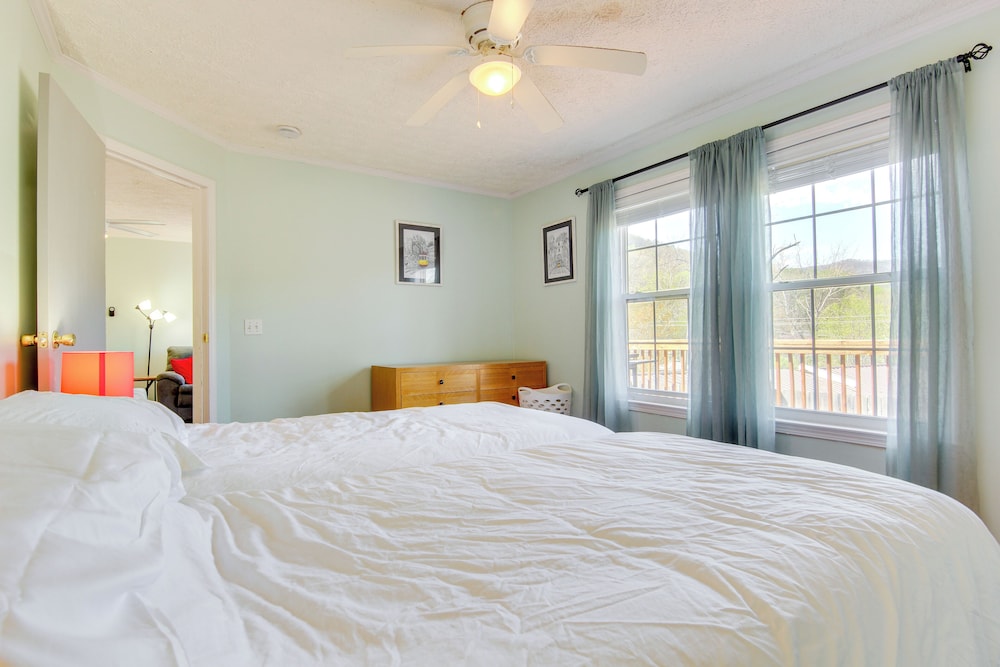 6 Mi to Blue Ridge Parkway: Home w/ Deck & Views!