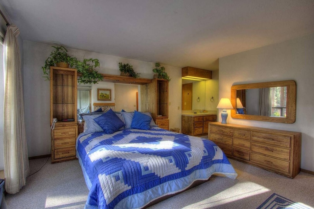 Lake Tahoe Vacations - Ski Lake Lodge 3 Bedroom Home by RedAwning - Property Image 2