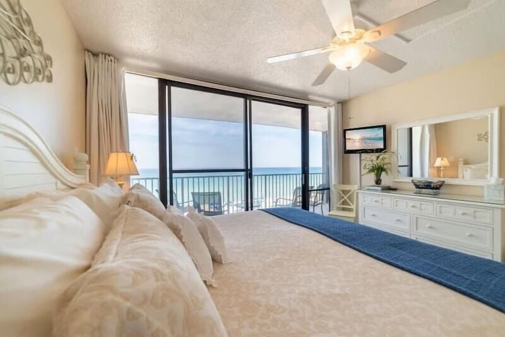 Leeward 403 at Edgewater
