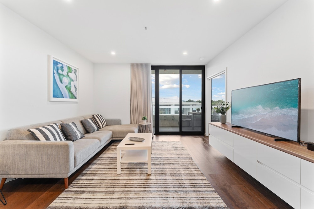 Perfect Location 1-bed With Balcony, BBQ & Parking
