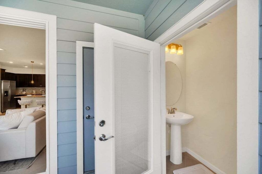 Luxury Home With Splash Pool 5 Bed Townhome! 5 Bedroom Townhouse