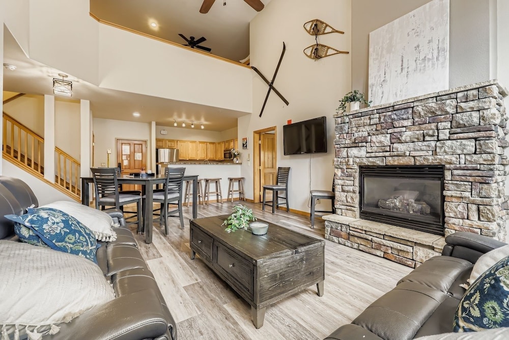 5094 Gateway 3 Bedroom Condo