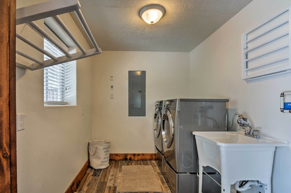 Luxe Home ~ 2 Mi to Bryce Canyon National Park! view 4