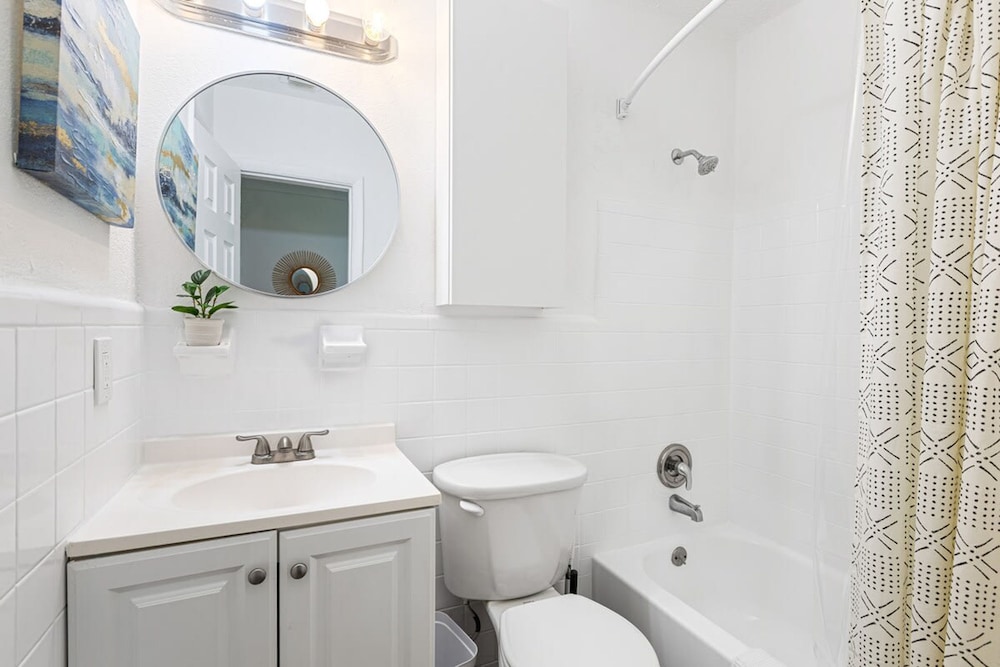 Beautiful 2 BR Apartment - Bright and Spacious