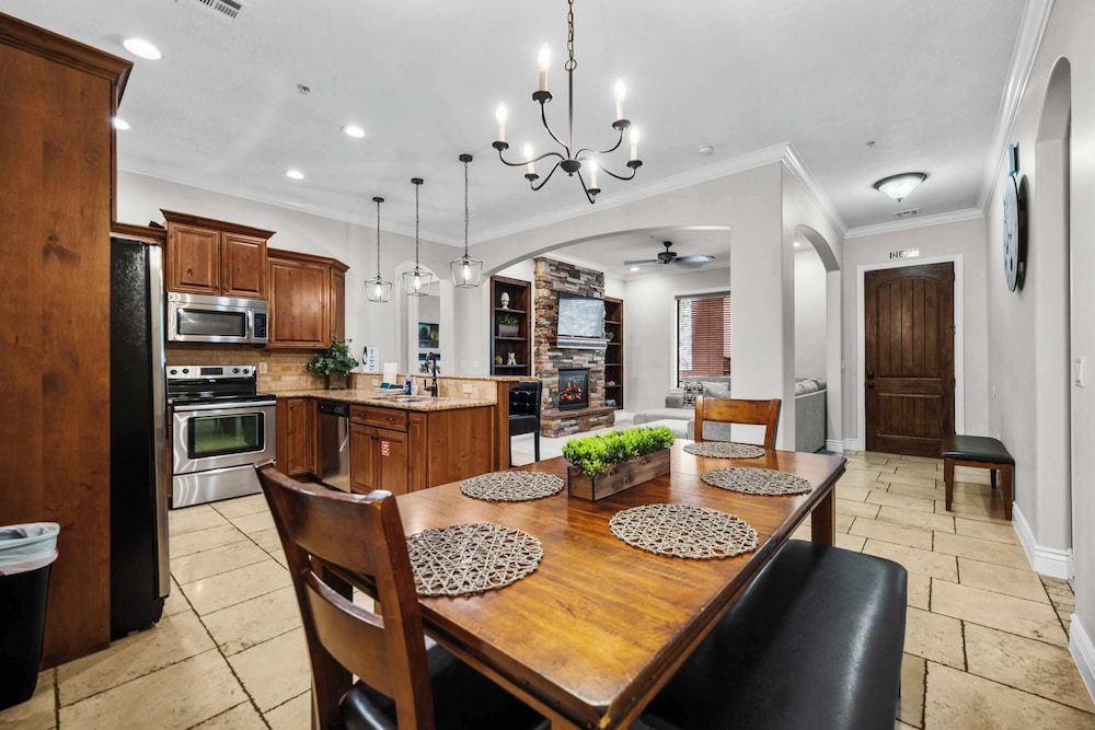 Pool & Sunshine Retreat - Resort-style Amenities