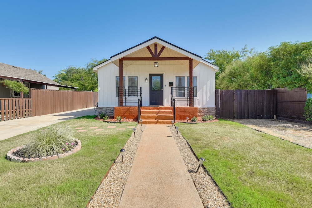 5 Mi to Dtwn: Family-friendly Fort Worth Home view 4