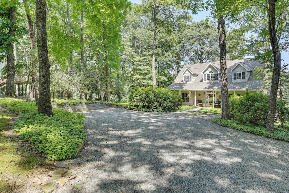 Golf, Hike & Explore: Blue Ridge Mtn Haven w/ Deck