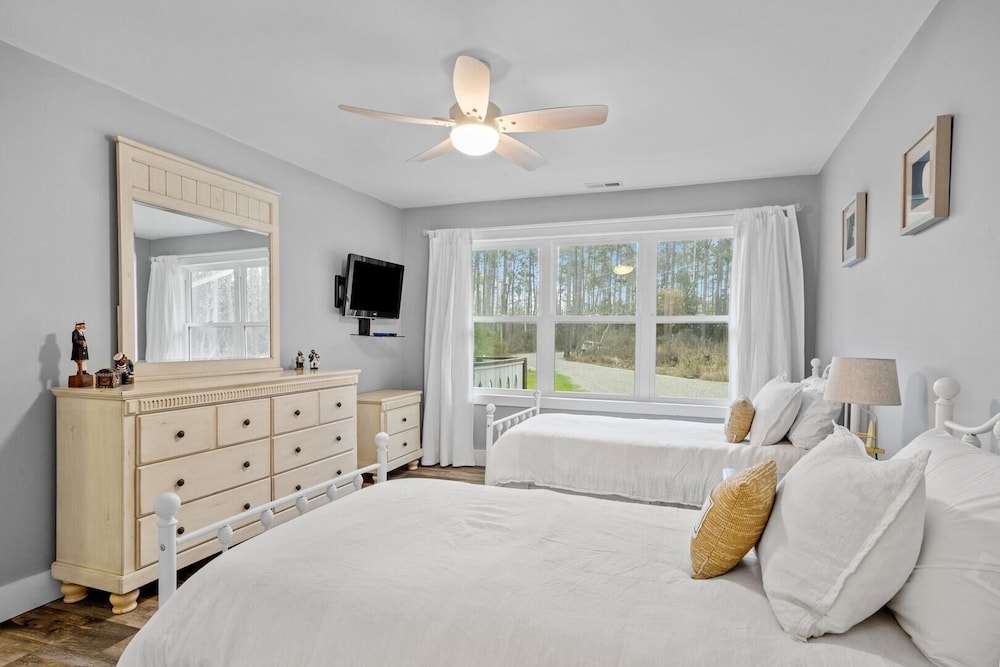 Water's Edge Retreat 3 Bedroom Home by RedAwning