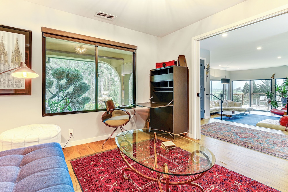 Private Pool & Large Deck: Modern Cotati Villa!