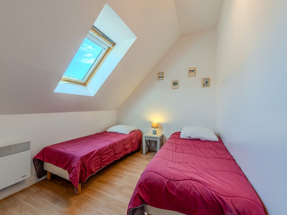 Peaceful Coastal Stay With Access to Pool