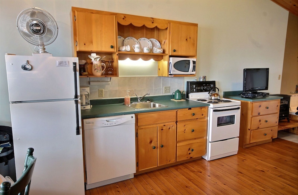 Cavendish Bosom Buddies Cottage Resort - Image 2