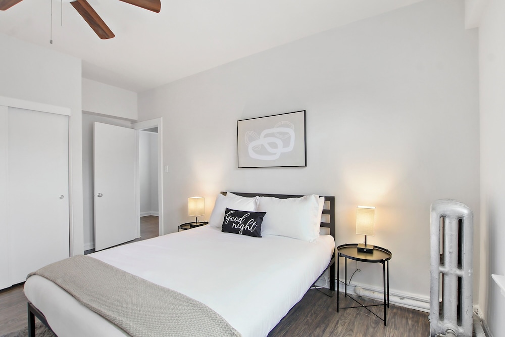 Sleek 2BR - Hyde Park 405