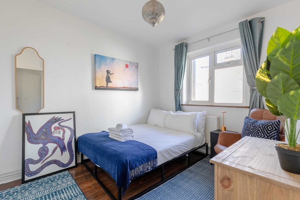 Serene 2BD Flat W/private Patio Old Street!