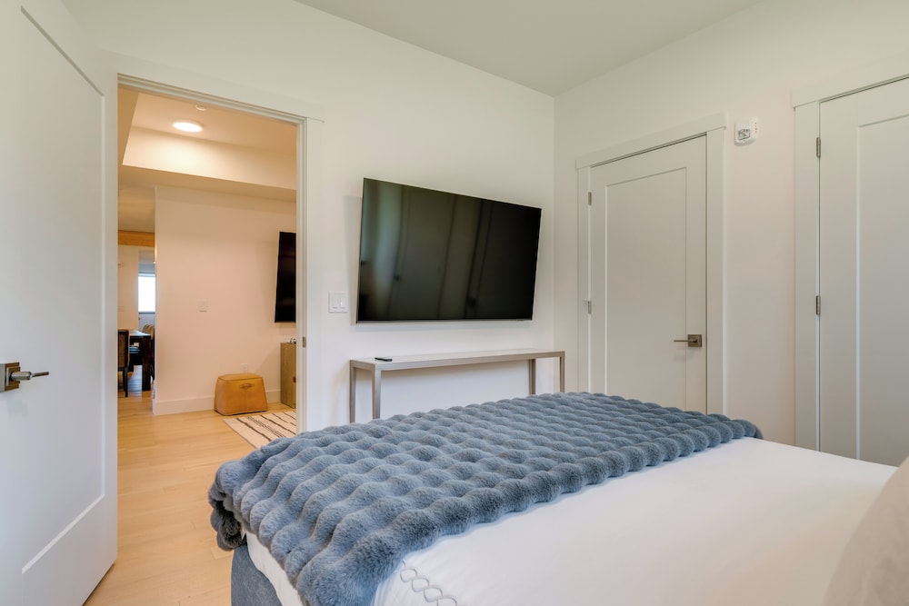 Ski-in/out Okemo Mountain Resort Condo w/ Balcony