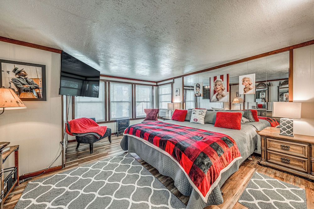 Walk to Downtown Ruidoso: Cozy Wooded Retreat