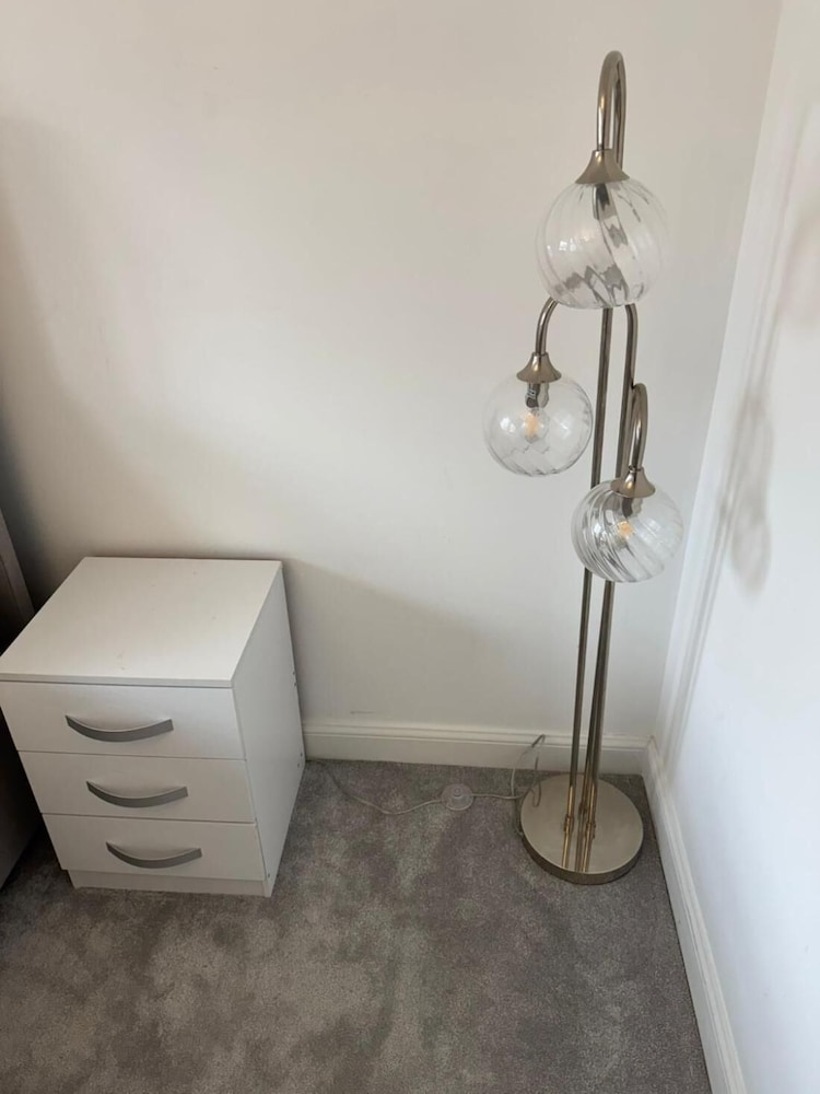 High END Spacious 4 Bed House - Free Parking