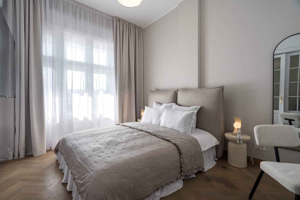 Calea 3BR Victoriei Stunner - Two Living Rooms - Balconies on the Avenue