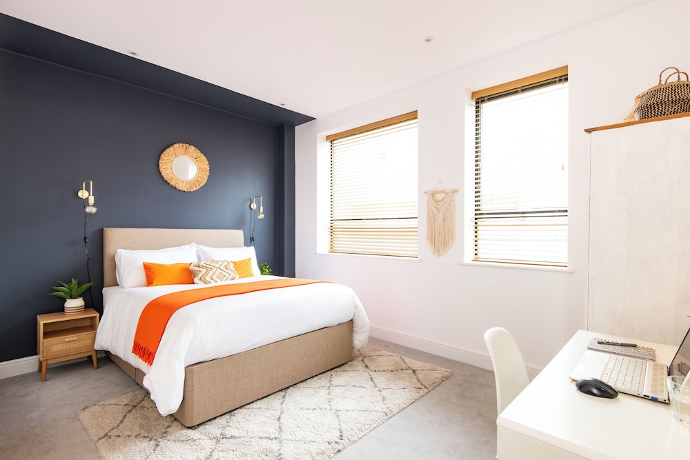 Stunning 2 Bed Apartment on the beach by Urban Roost