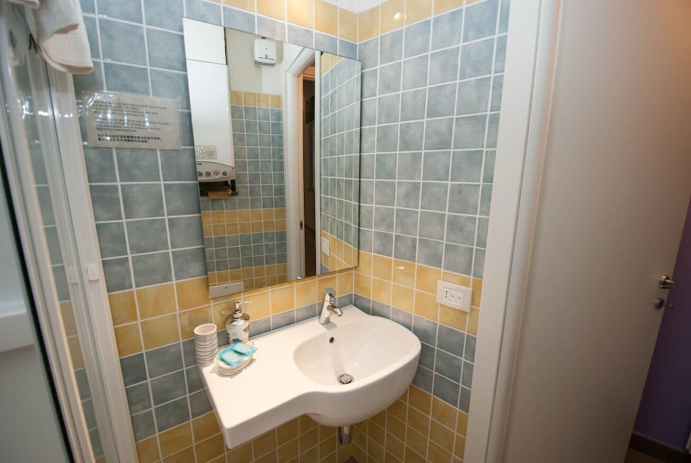 Le Coste en Riomaggiore — bathroom