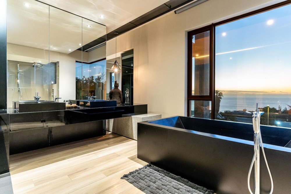 Sapphire Seas - Designer Villa in Camps Bay view 2