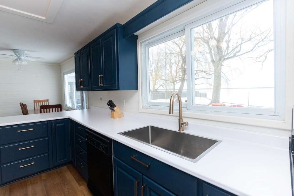 Bungalow by the Bay Spot on Wellers Bay - PEC