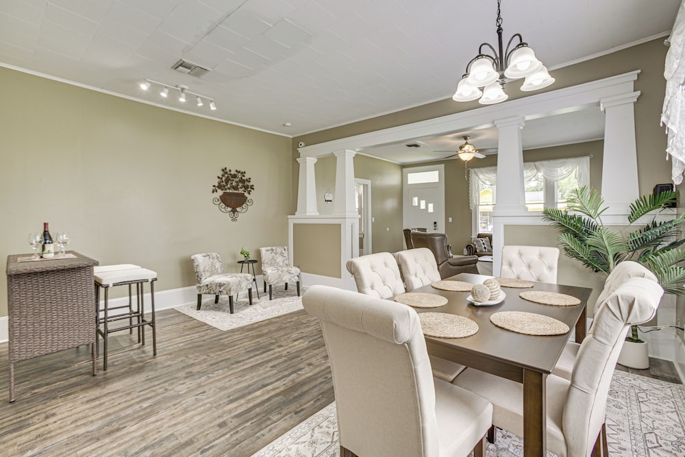 Walk to Restaurants & Shops: Dtwn Franklin Retreat