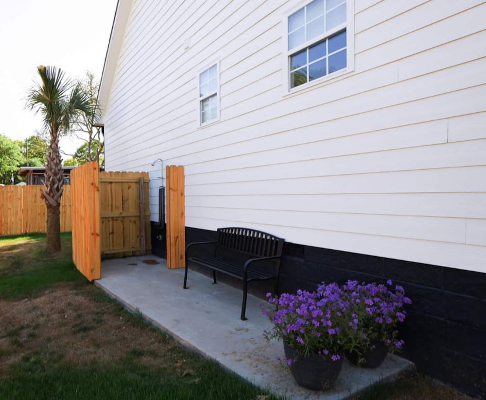 New Listing Lux Beach House Dog Friendly