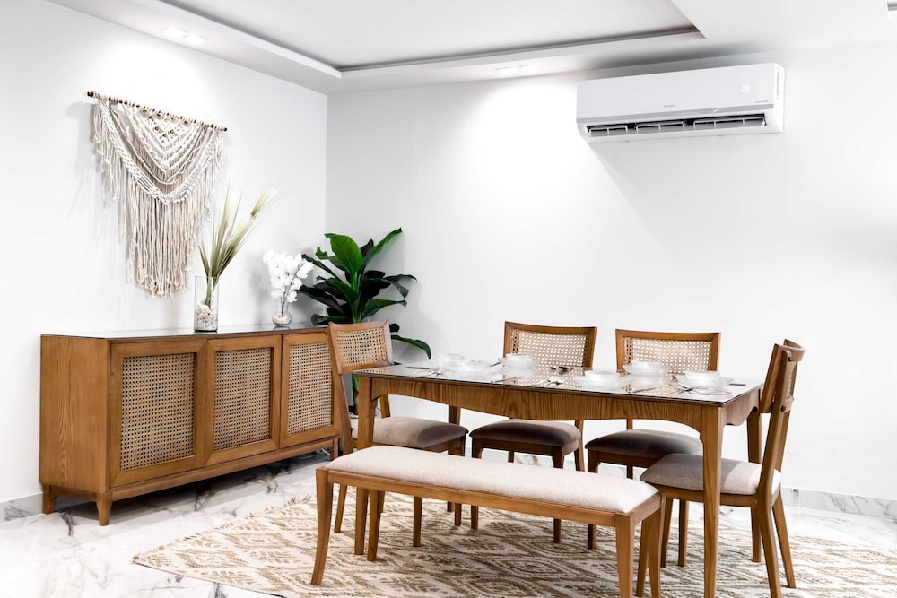 The 2bdr Radiant Residence 5 min to Airport