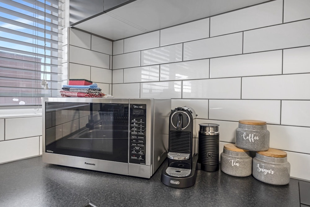 3-bed Campbelltown Stay With Private Balcony