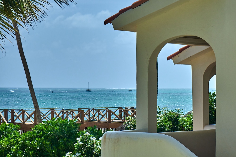 Los Corales Beach Village