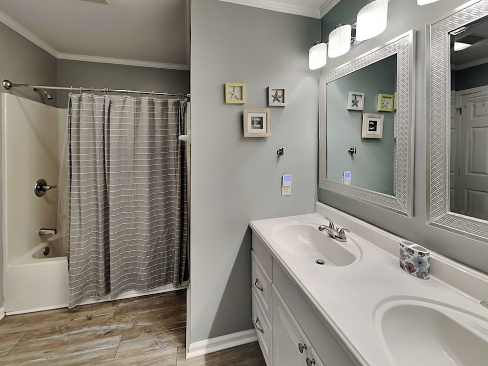 Starfish Escape by Topsail Realty
