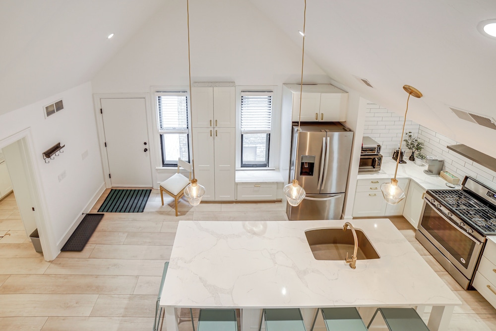 1 Mi to Dtwn Grand Rapids: Chic Condo w/ Balcony!