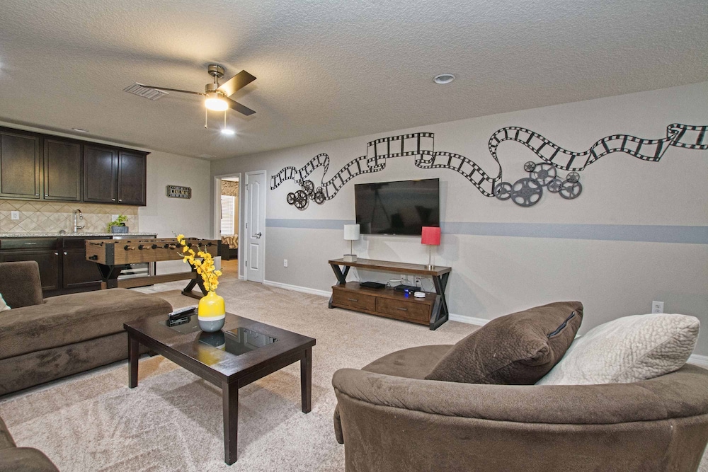 Home 8 Bdrm at Windsor Westside With Top Amenities