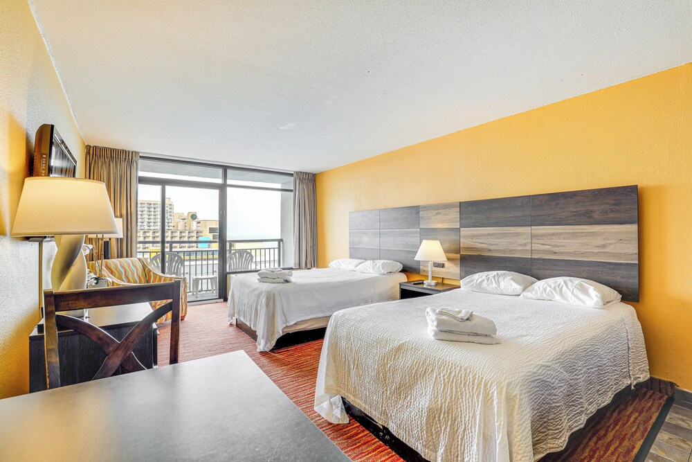 Pools & Spas: Beachfront Studio at Landmark Resort