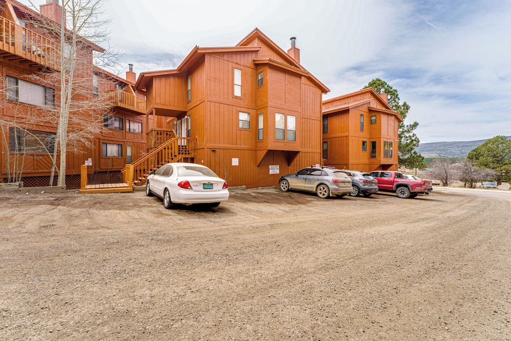 2 Blocks to Angel Fire Resort: Family Condo
