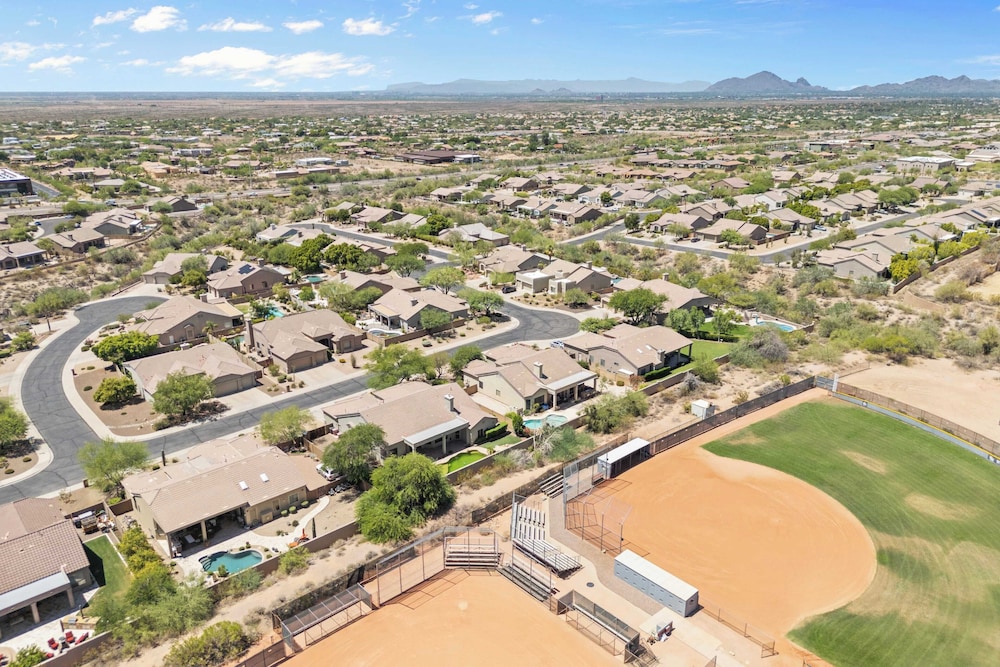 El Dorado by Avantstay Luxe 4BR w/ Pool, Putting Green, Fireplace Near Kierland