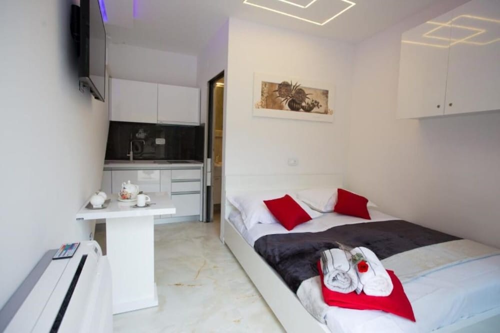 Franco - With sea View and Swimming Pool - H
