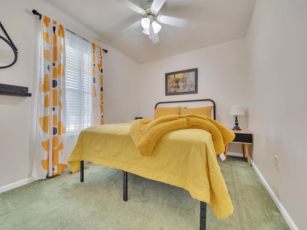 Smoky Mtn Retro 4 Bedroom Home