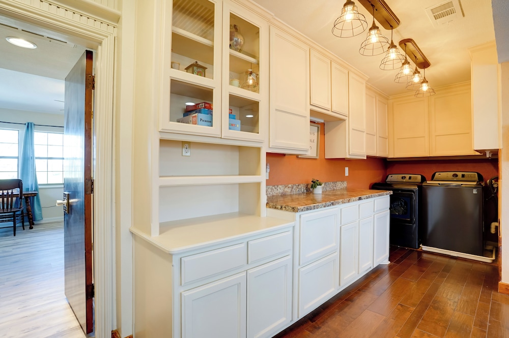 On-site River Access: Fishing Retreat in Granbury!