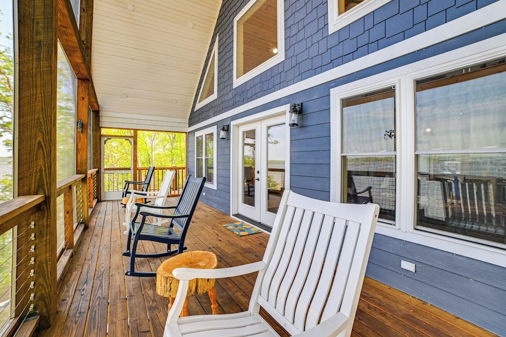 Game Room & Screened Porch: Kentucky Lake Retreat!