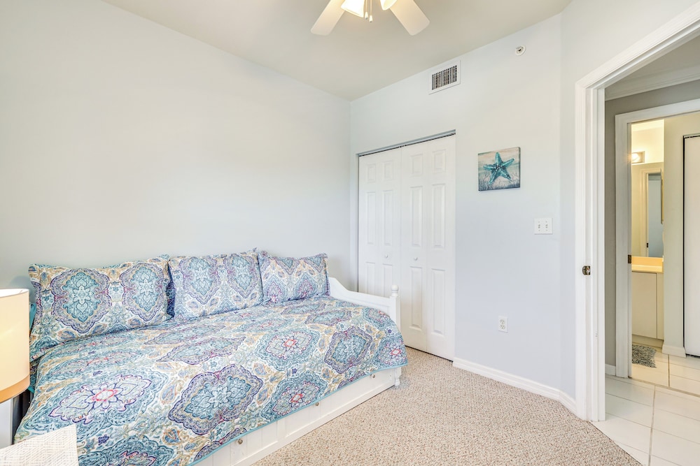 Sleek Naples Condo w/ Balcony: Snowbirds Welcome!
