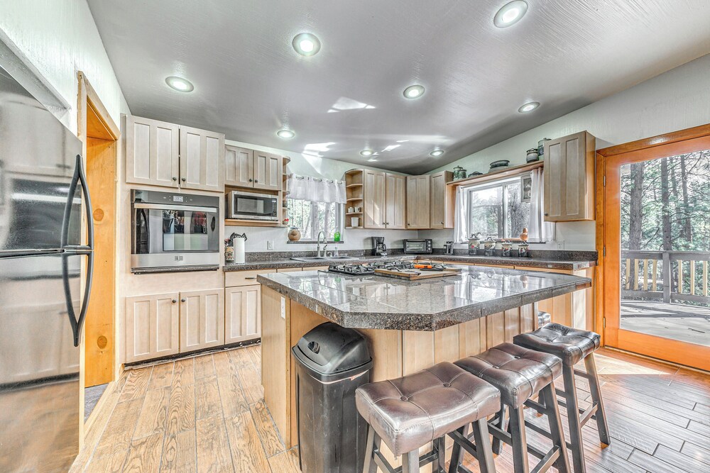 Walk to Midtown Ruidoso: Modern-rustic Cabin