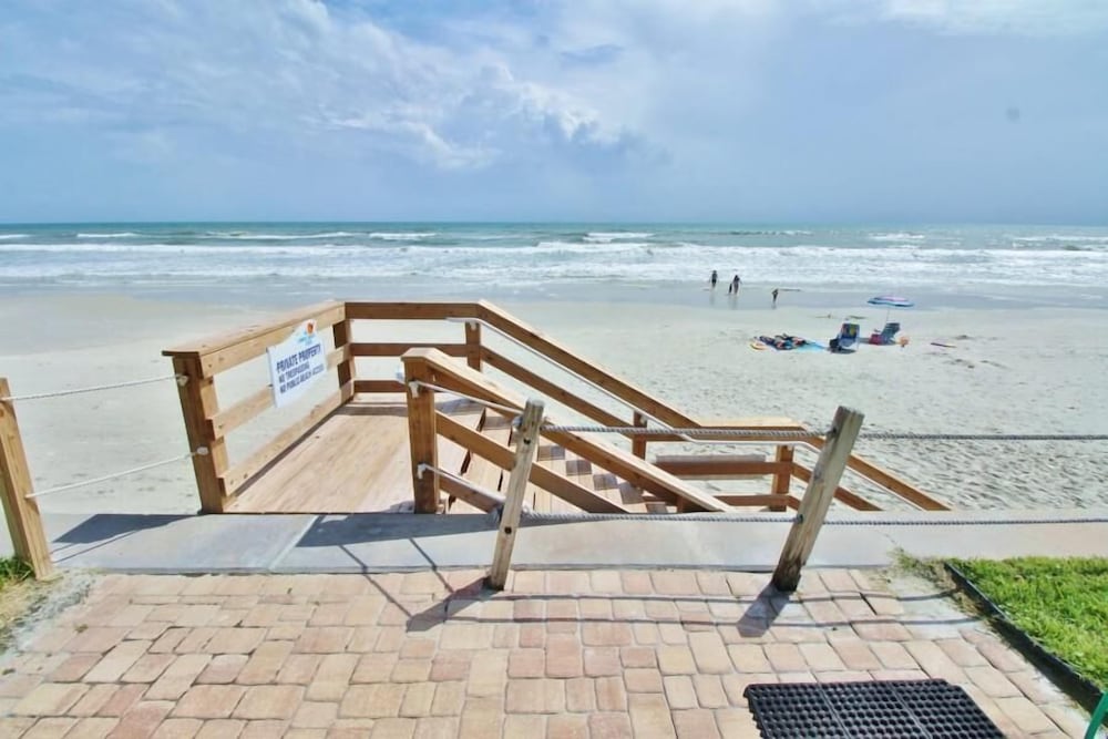 Colony Beach Club 228
