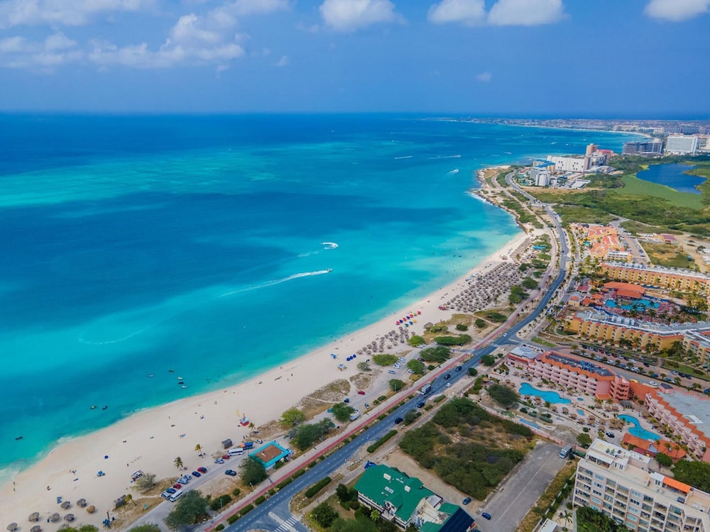 2BR 3min Walk 2 Eagle Beach Pool GYM Parking