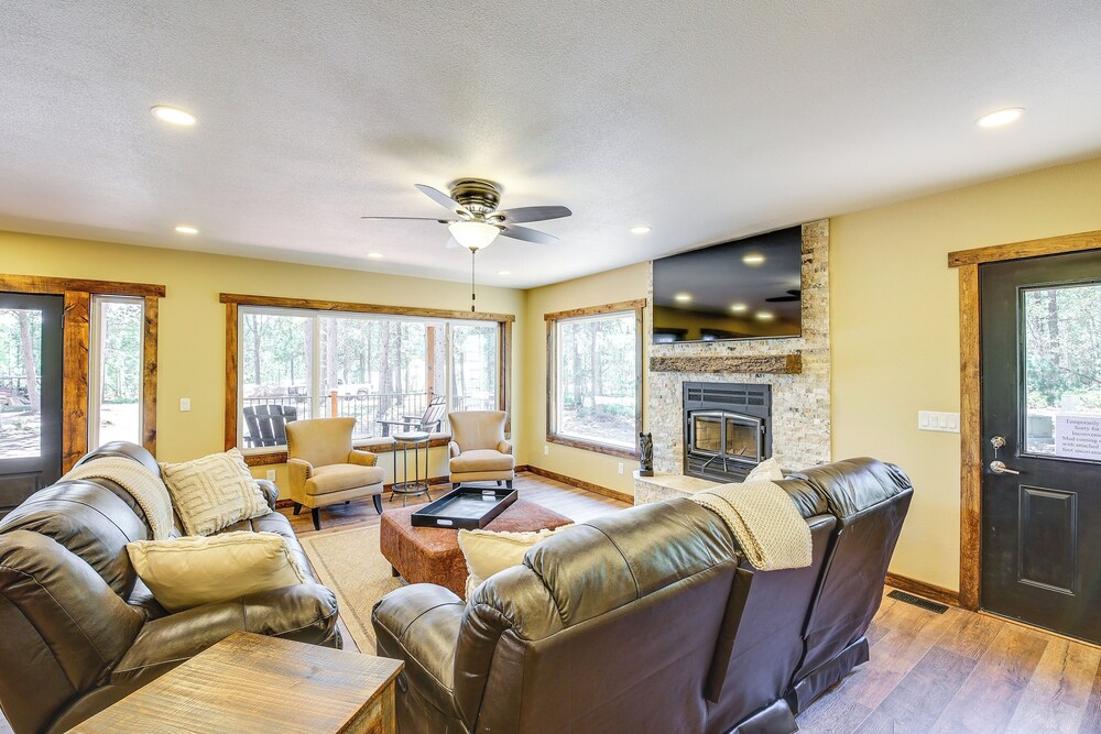 Black Hills Vacation Lodge: Deck & Fire Pit!